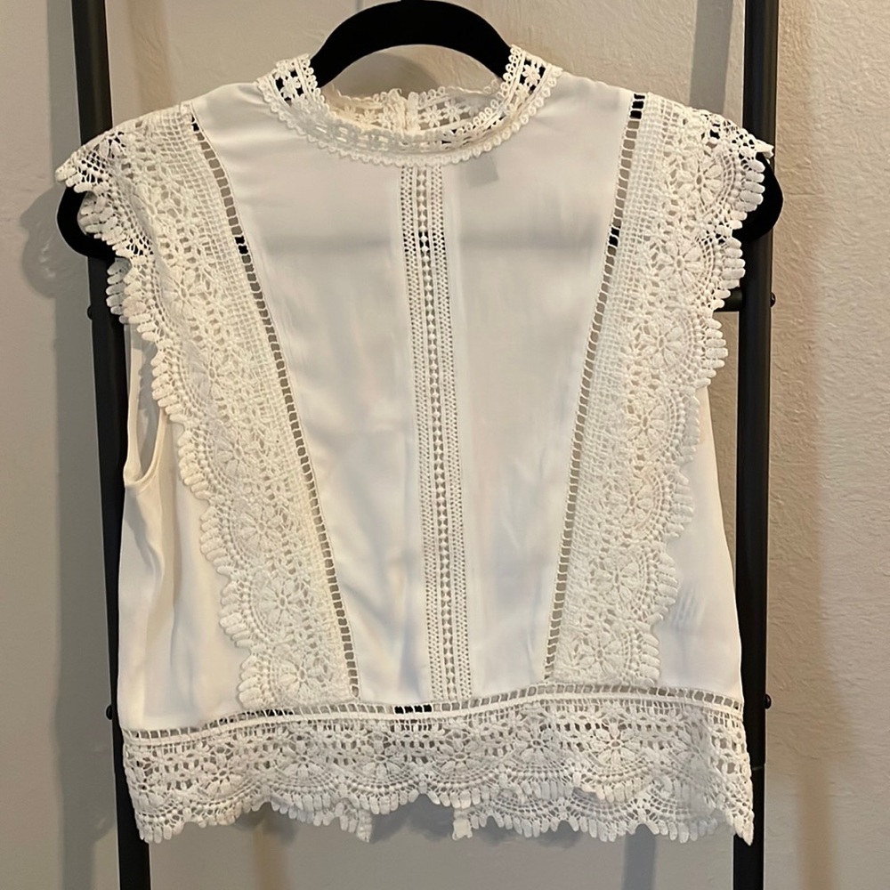 S/M Lacy white top perfect for a sunny brunch outdoors ☀️